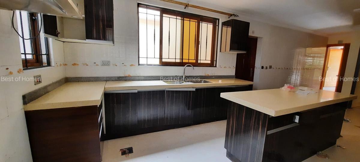 5 Bed Townhouse with En Suite in Lavington - 2