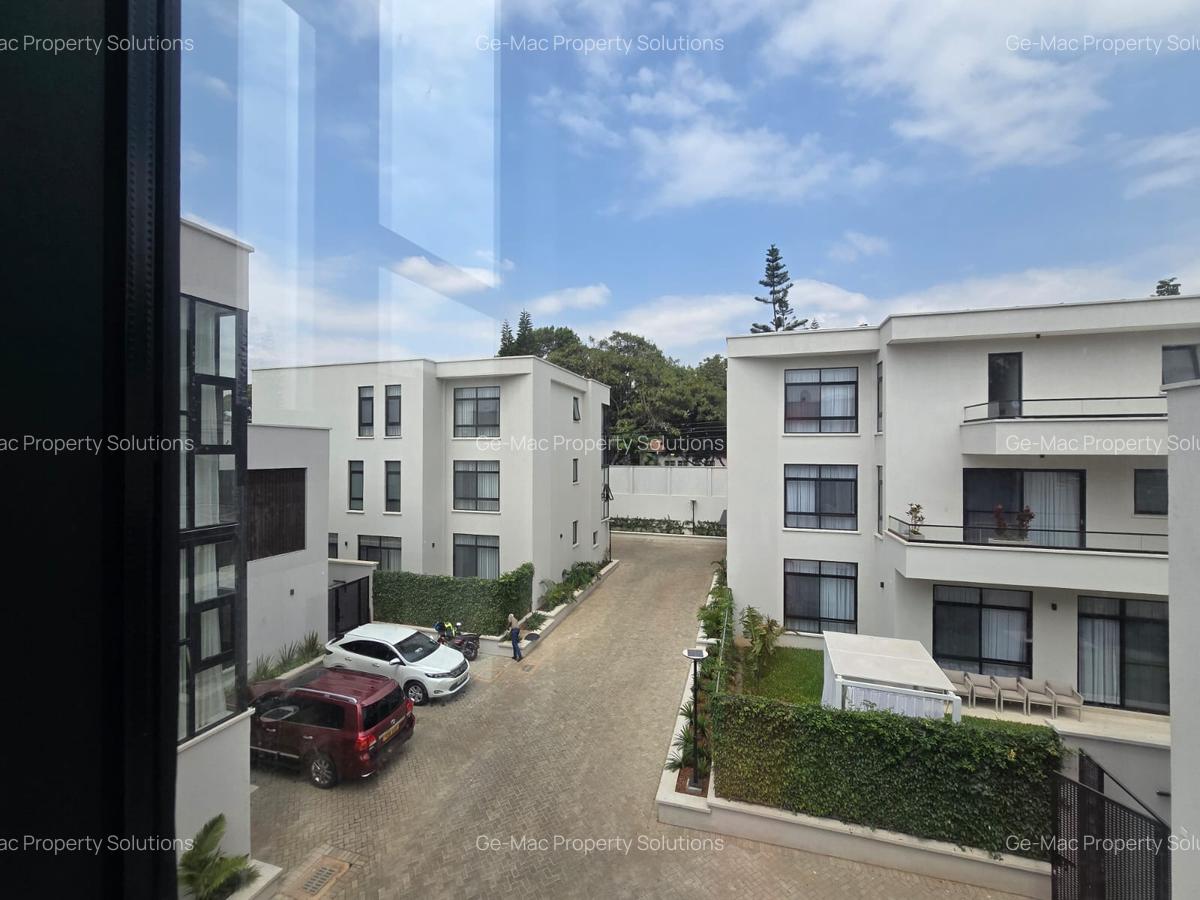 5 Bed House with En Suite in Lavington - 20