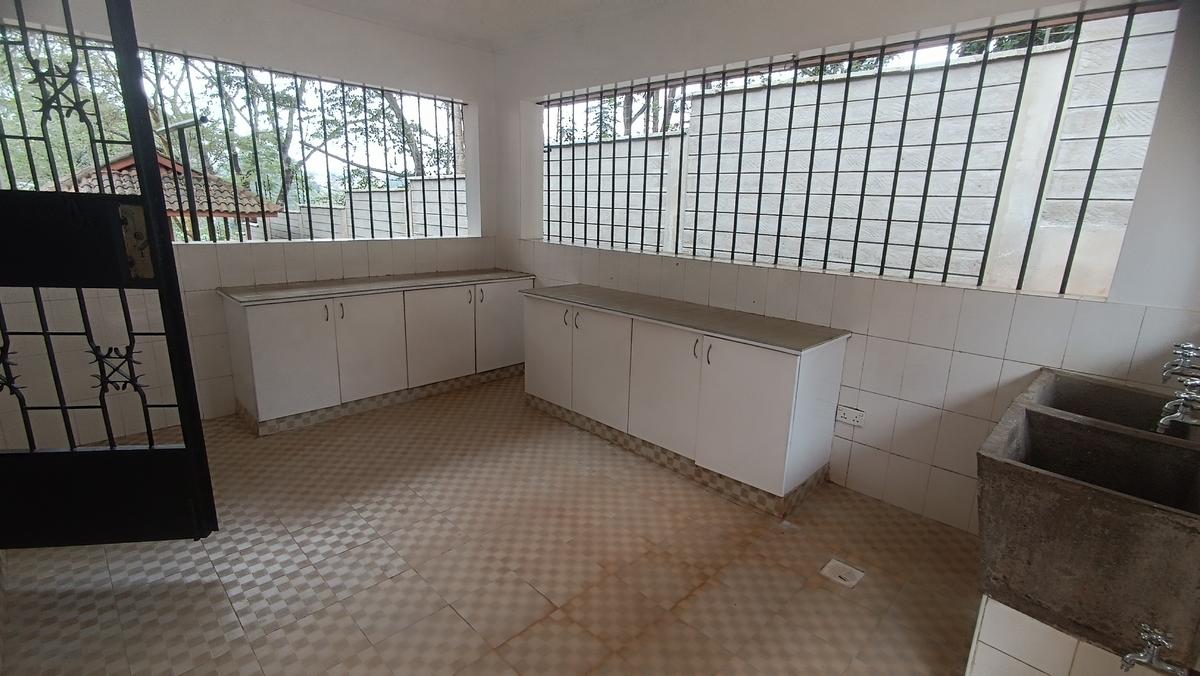 4 Bed House with En Suite at Opposite Rosslyn Riviera Mall - 11