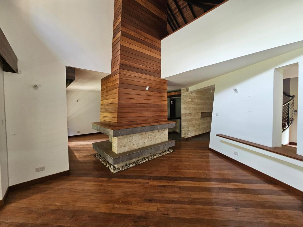 5 Bed House with En Suite in Runda - 14