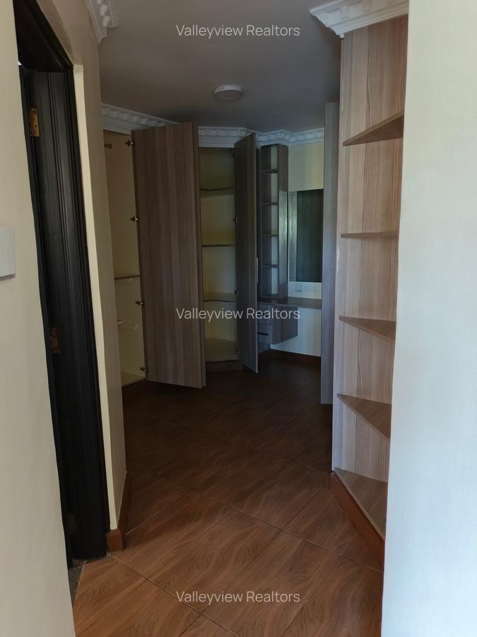 5 Bed Townhouse with En Suite at Lavington - 17