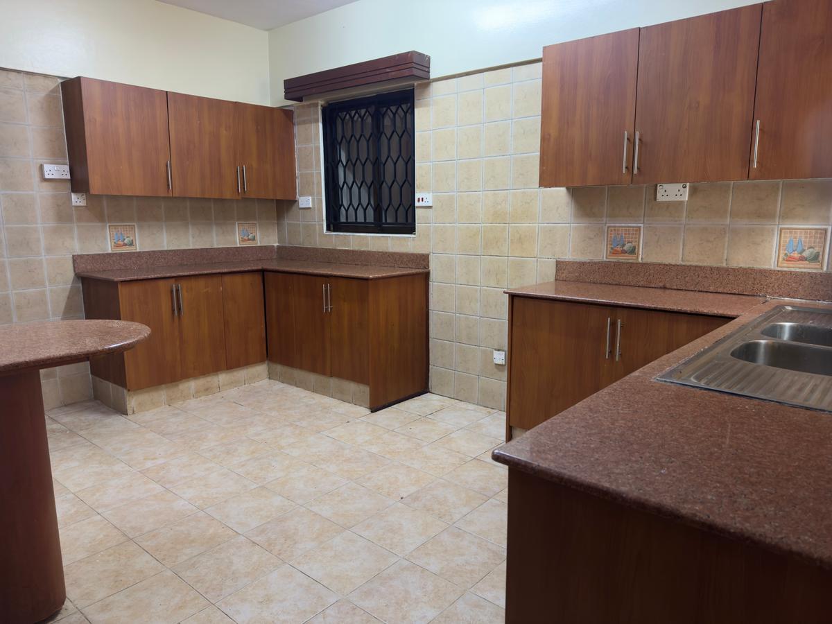 3 Bed Apartment with En Suite at Lantana Road - 4