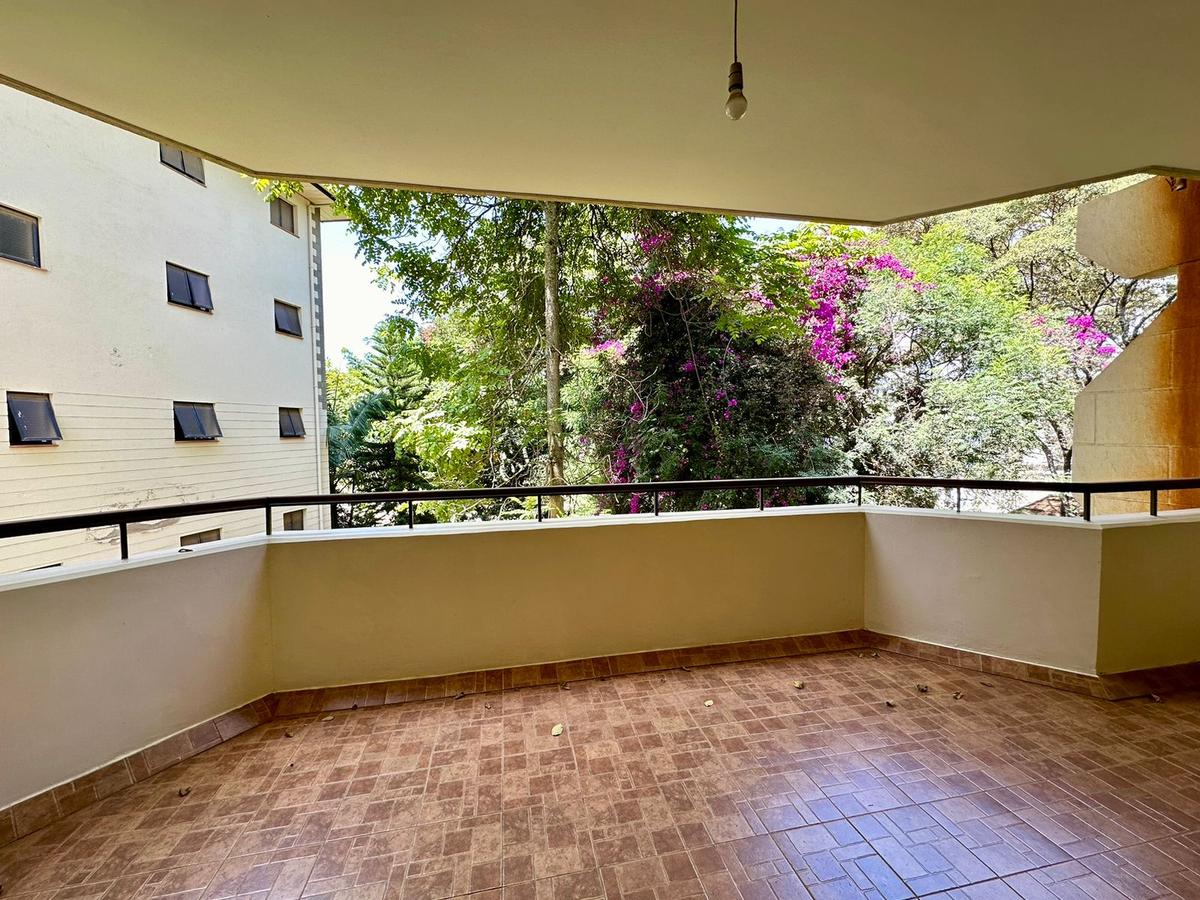 3 Bed Apartment with En Suite at Lavington - 8