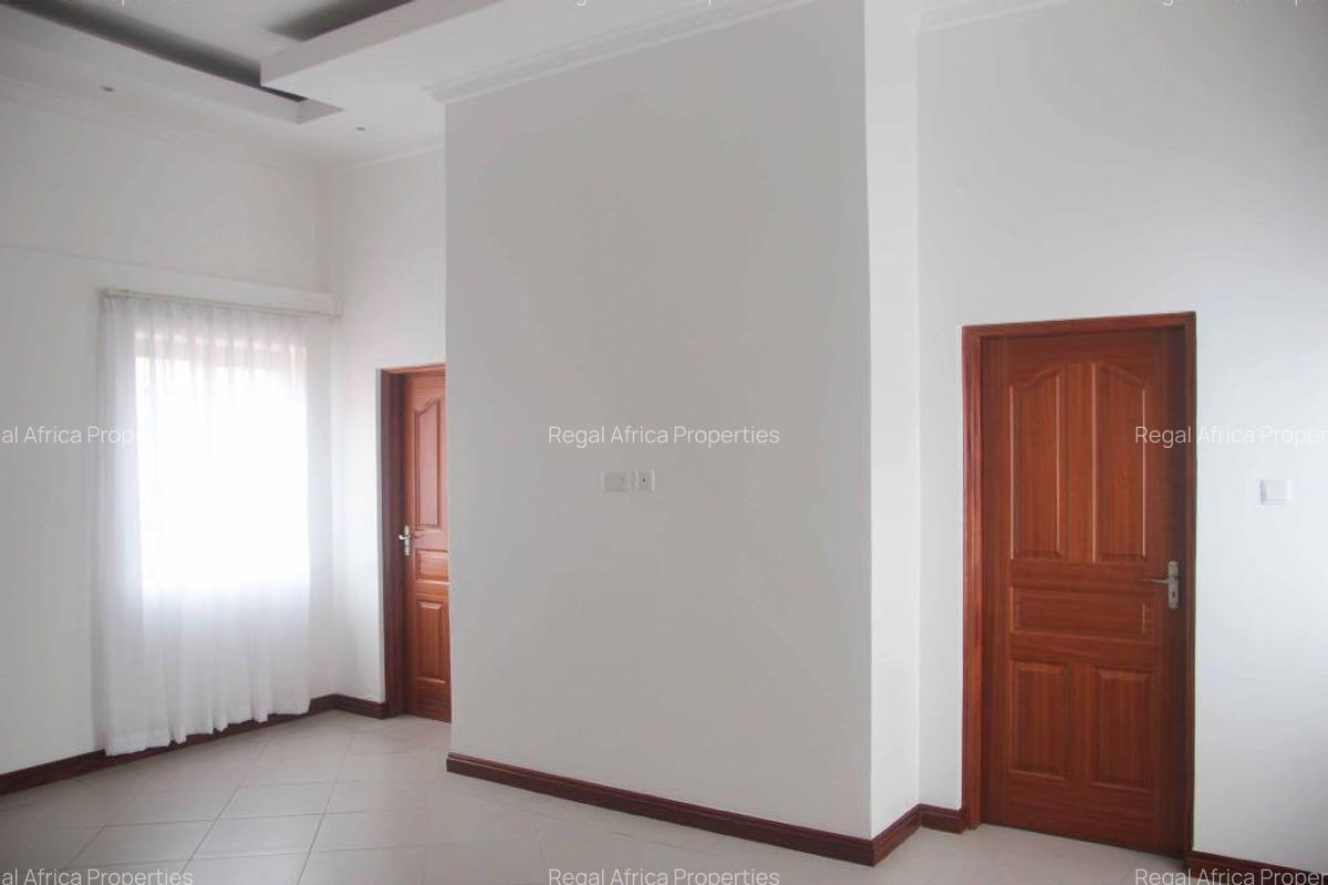 5 Bed House with En Suite at Garden Estate - 6