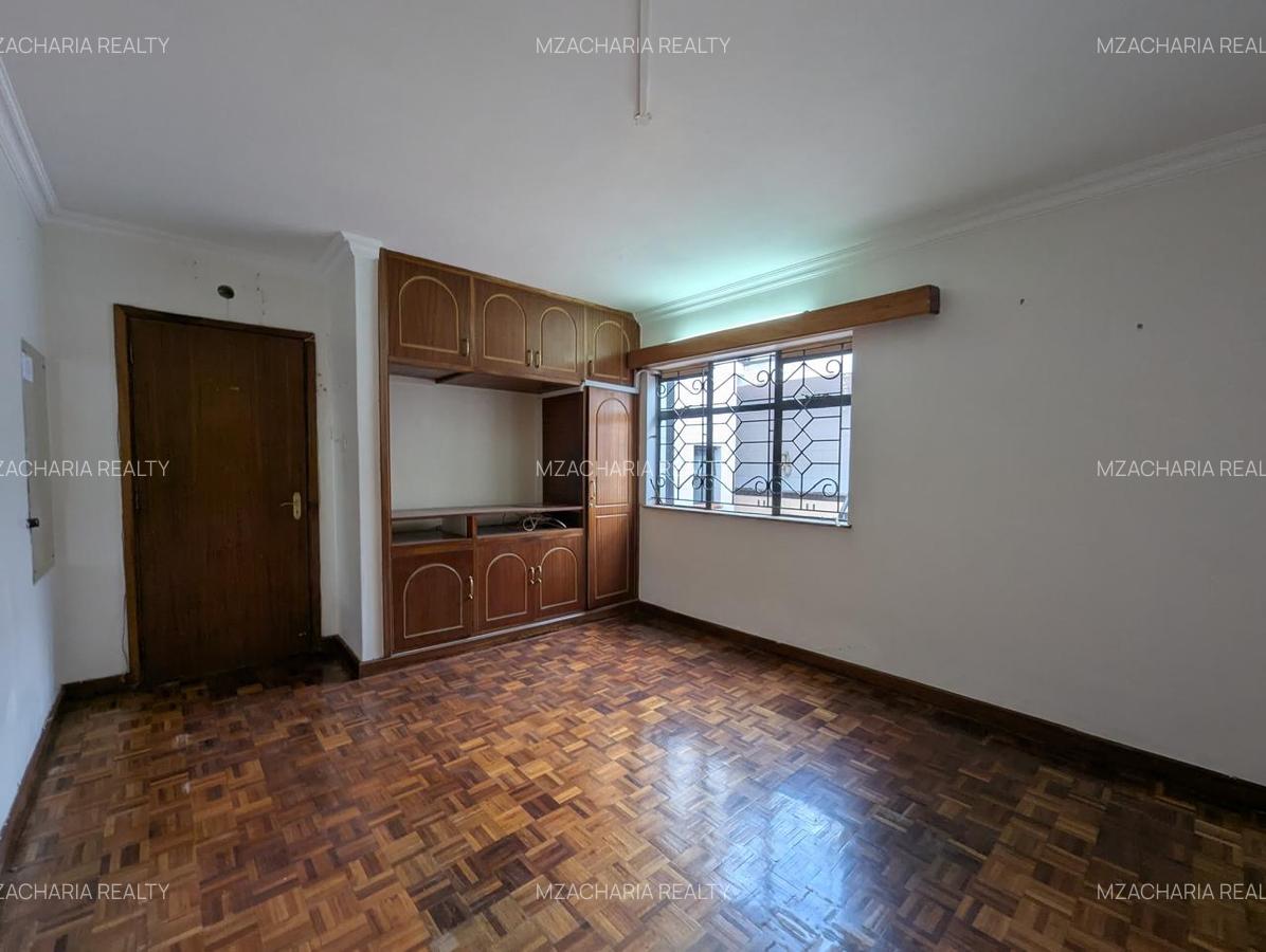 5 Bed House with En Suite in Brookside - 12