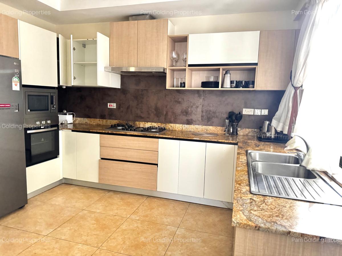 3 Bed Apartment with En Suite in Riverside - 5