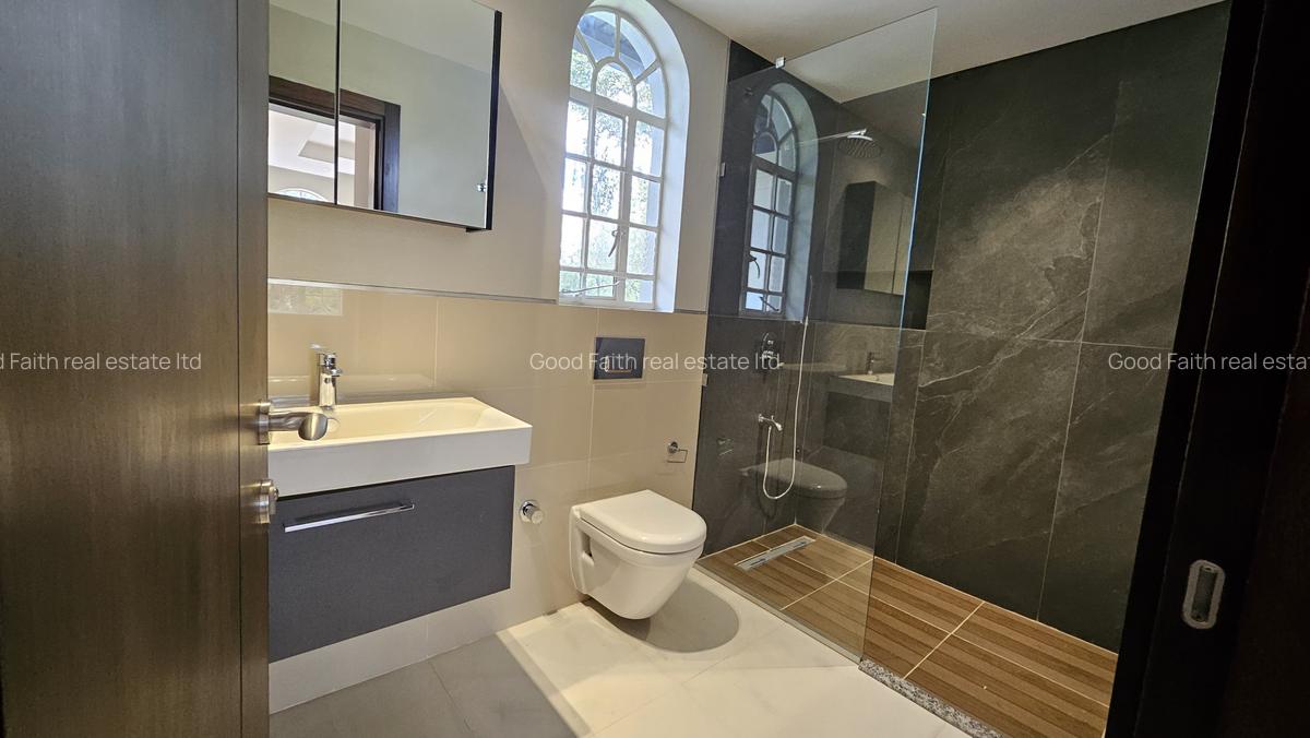 5 Bed House with En Suite in Runda - 12