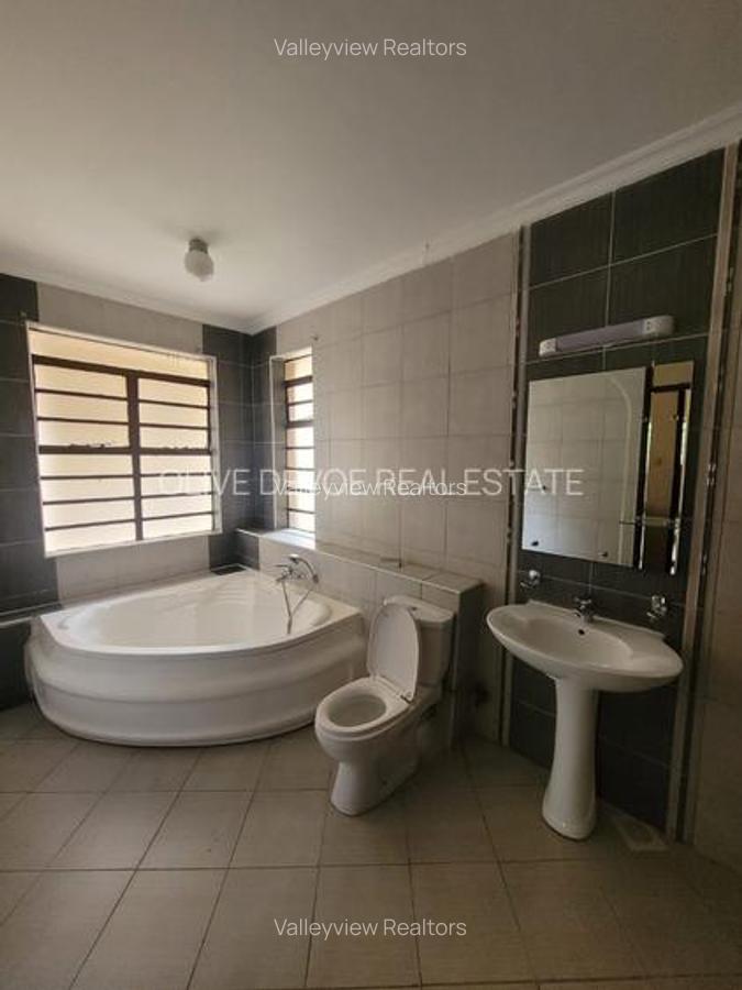 6 Bed Townhouse with En Suite at Lavington - 10