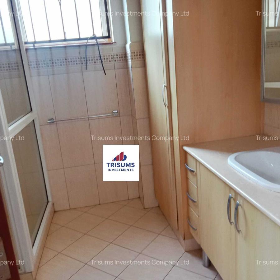 5 Bed Townhouse with En Suite at Grevellea Grove - 17
