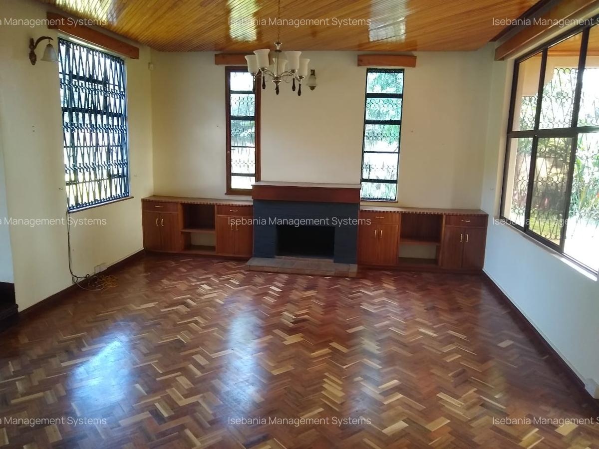 4 Bed House with En Suite at - 10