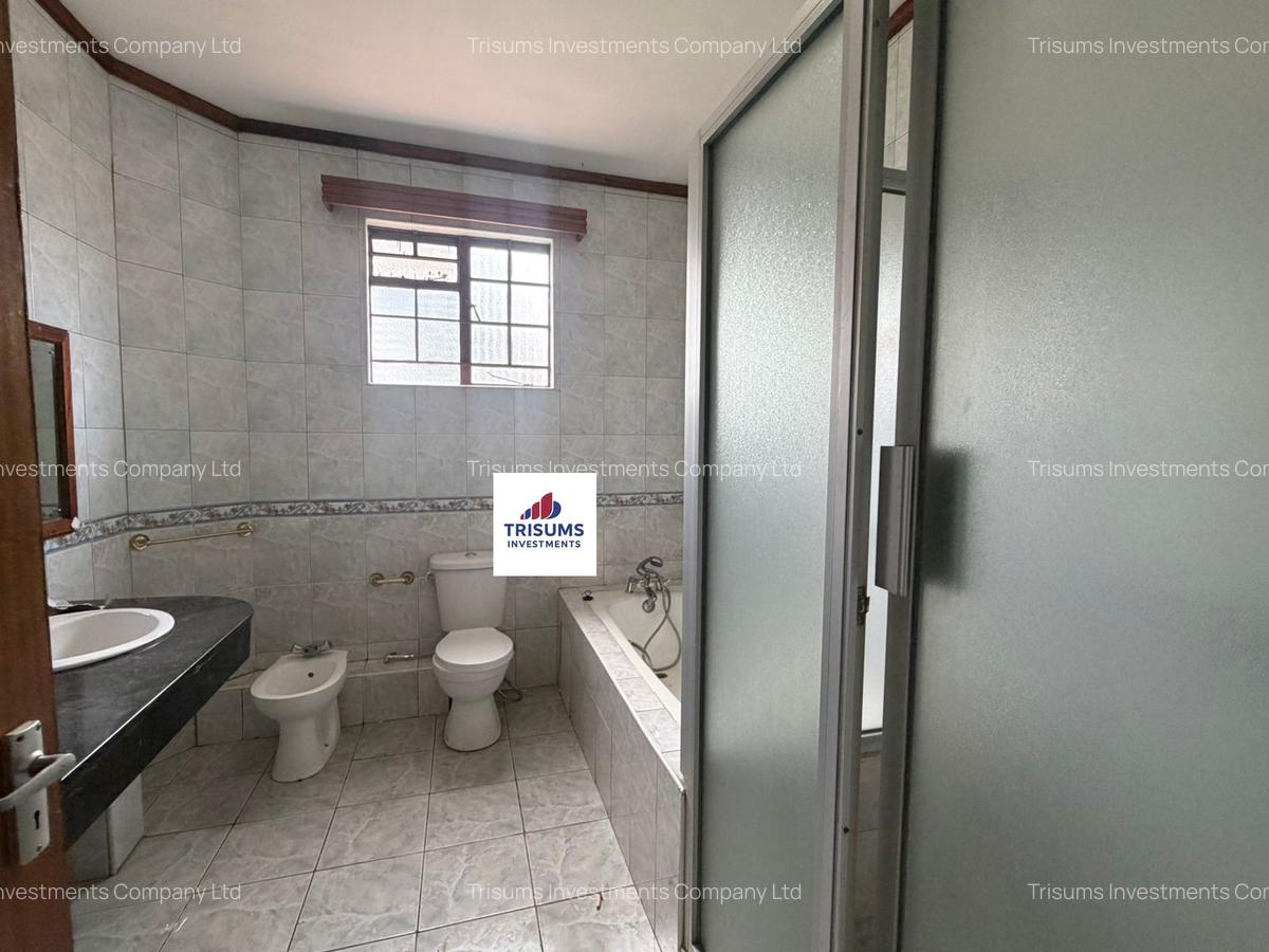 5 Bed House with En Suite in Runda - 17