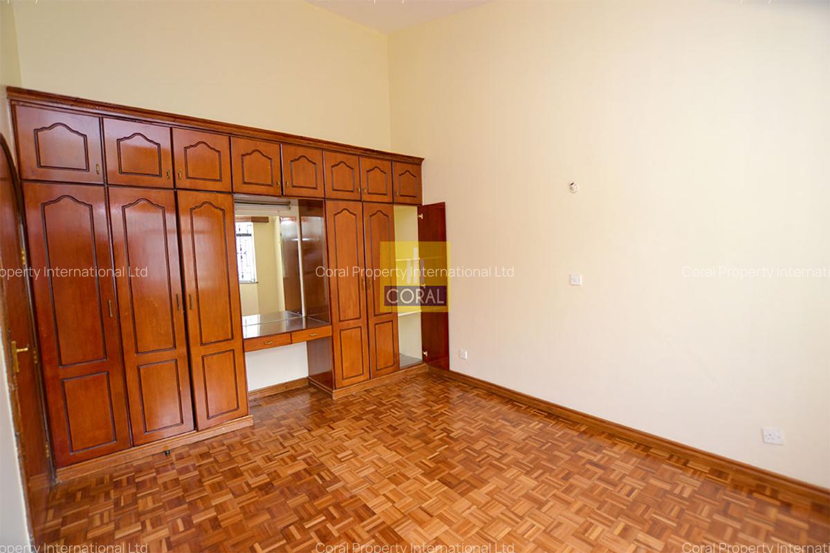 5 Bed Villa with En Suite in Riverside - 13