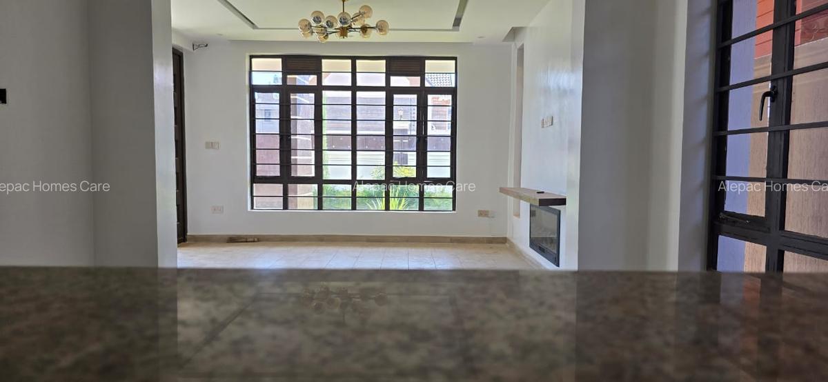 4 Bed Townhouse with En Suite in Membley - 9