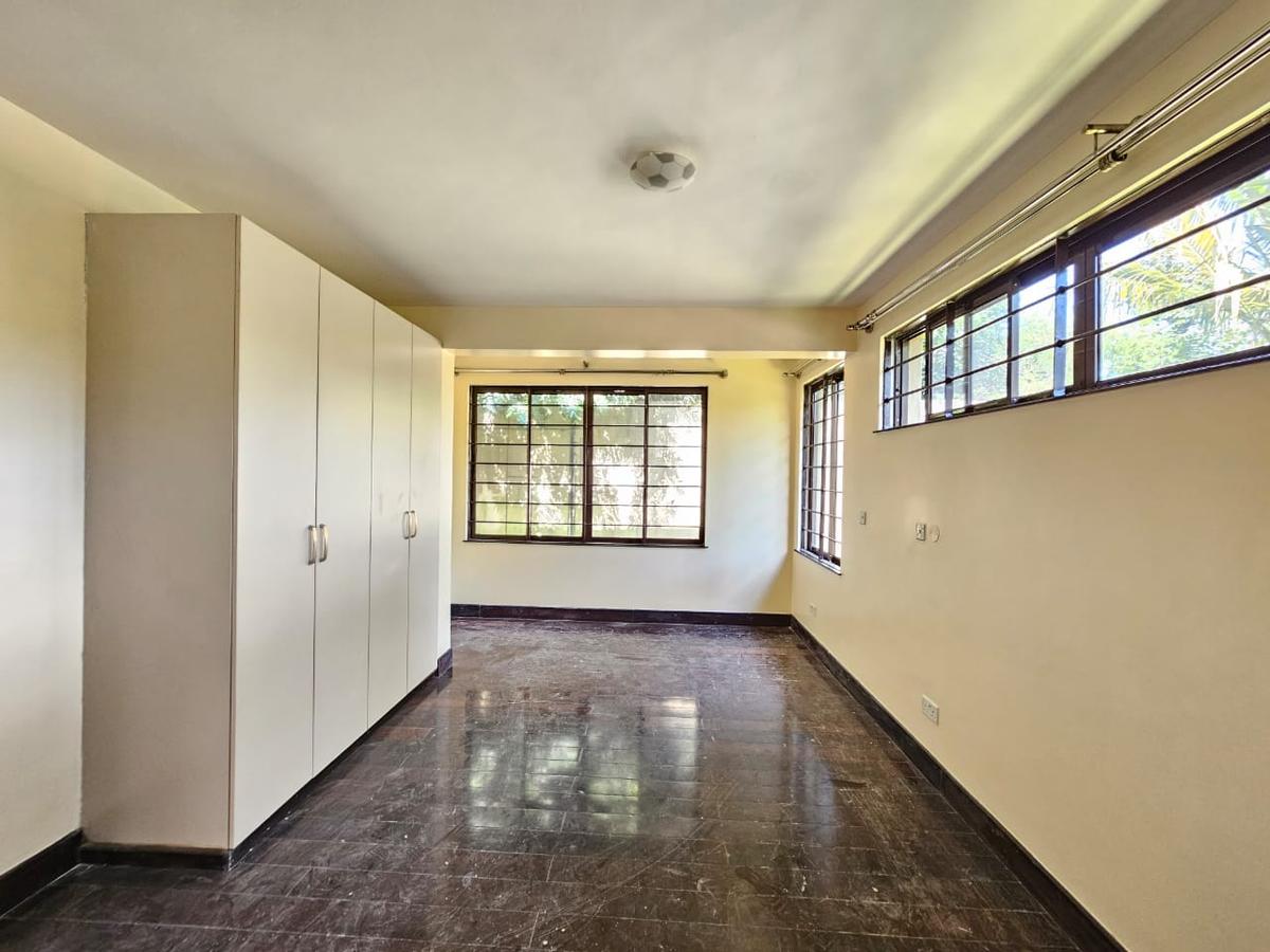 5 Bed House with En Suite in Lavington - 15