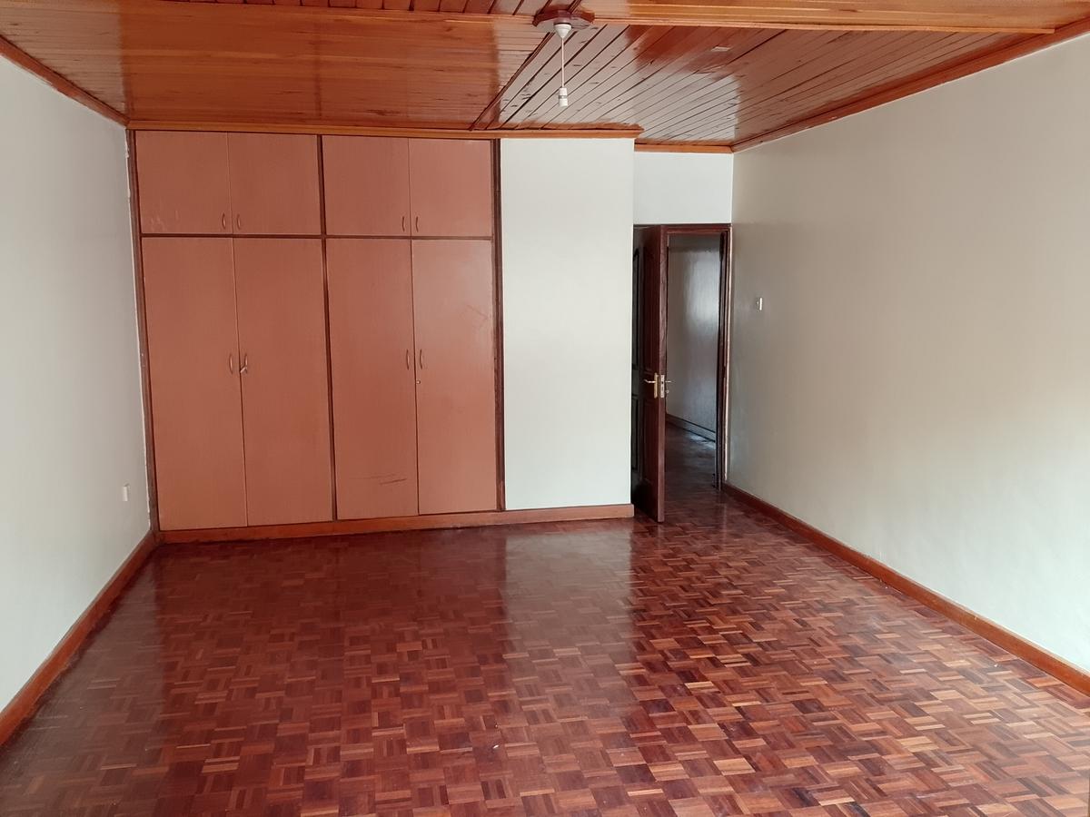 5 Bed Townhouse with En Suite at Lavington - 10