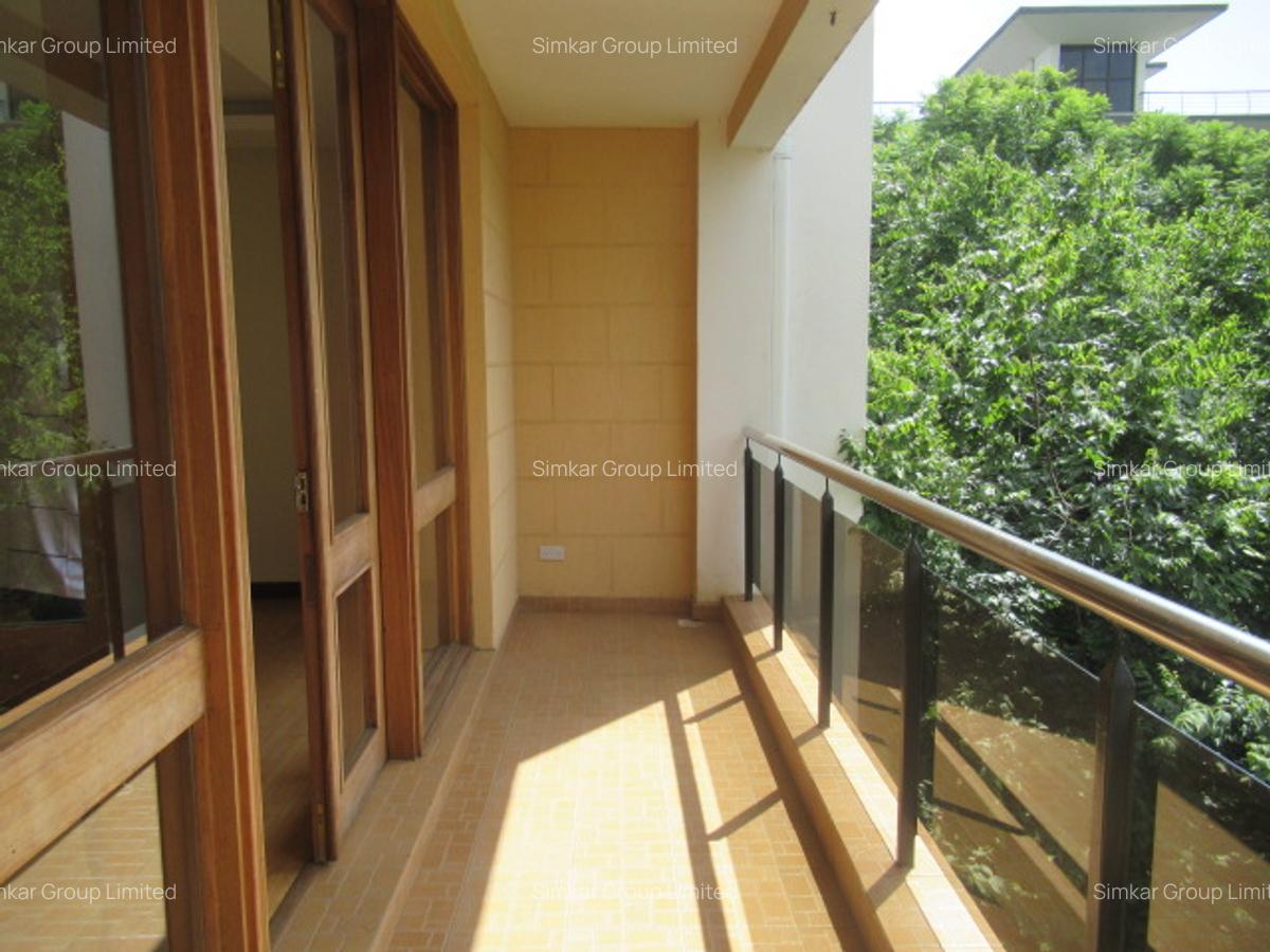 4 Bed Apartment with En Suite at Riverside Drive - 19