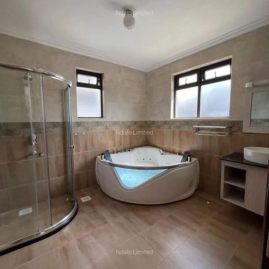 5 Bed Townhouse with En Suite at Lavington - 6