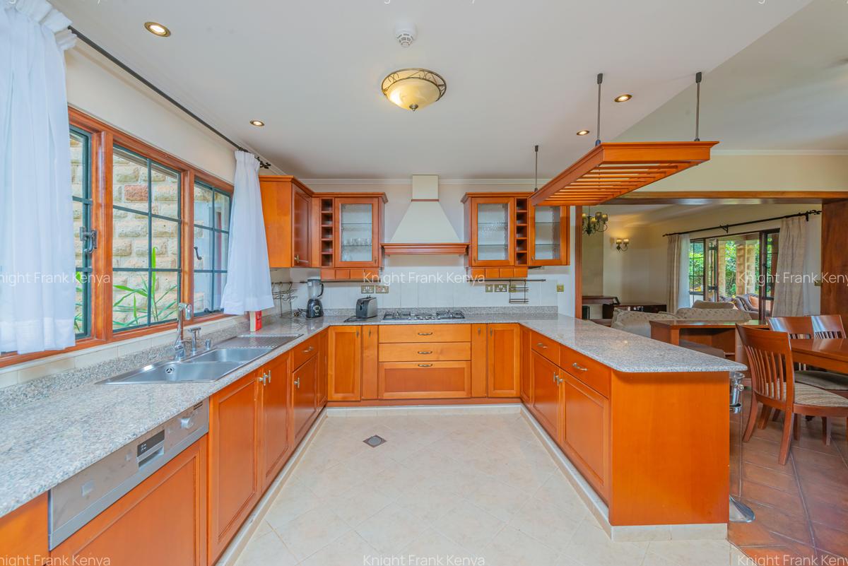 3 Bed House with En Suite in Ridgeways - 5