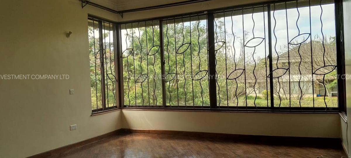 4 Bed Townhouse with En Suite in Garden Estate - 2