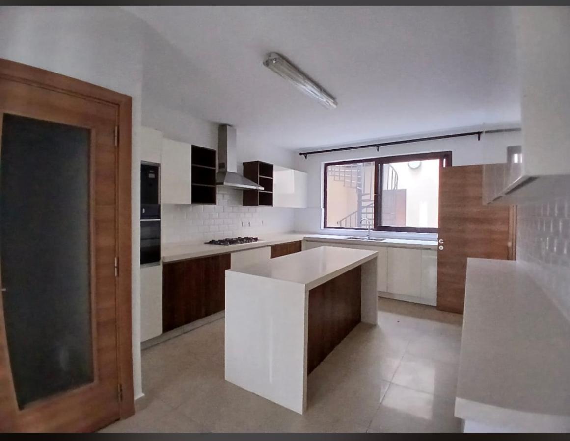 5 Bed Townhouse with En Suite in Lavington - 4