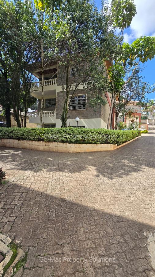 4 Bed House with En Suite in Lavington - 18