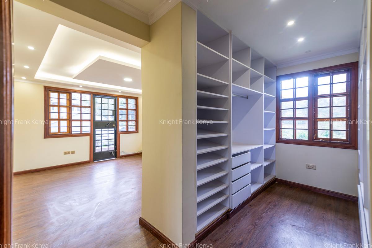 5 Bed House with En Suite in Ridgeways - 16