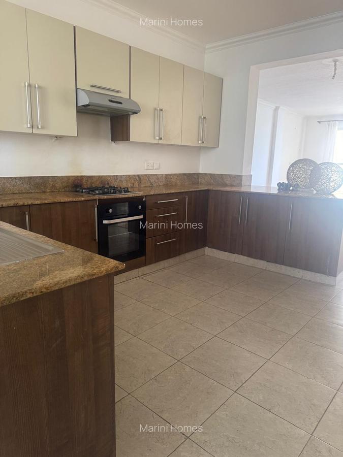 3 Bed Apartment with En Suite in Riverside - 8