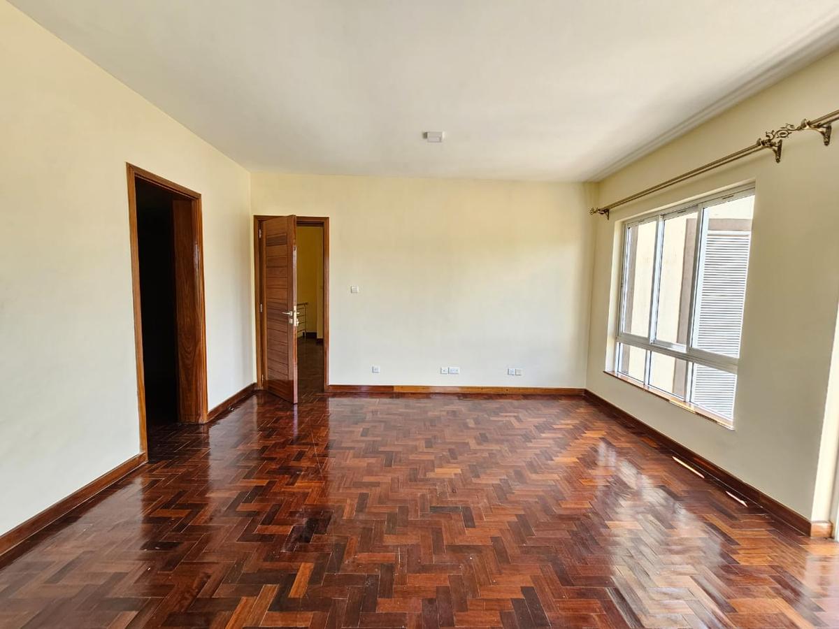 5 Bed House with En Suite in Lavington - 11