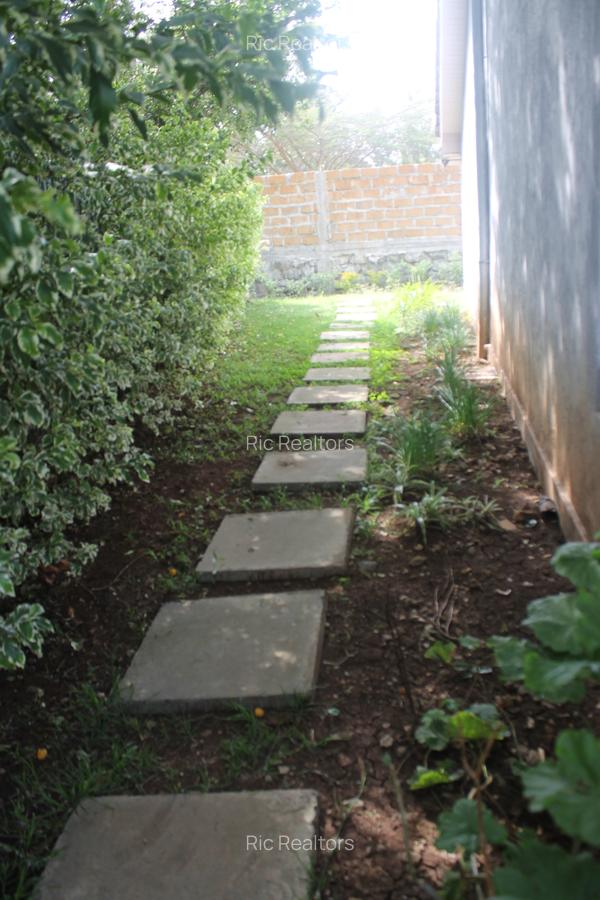 3 Bed House with En Suite at Karen - Fairacres - 4