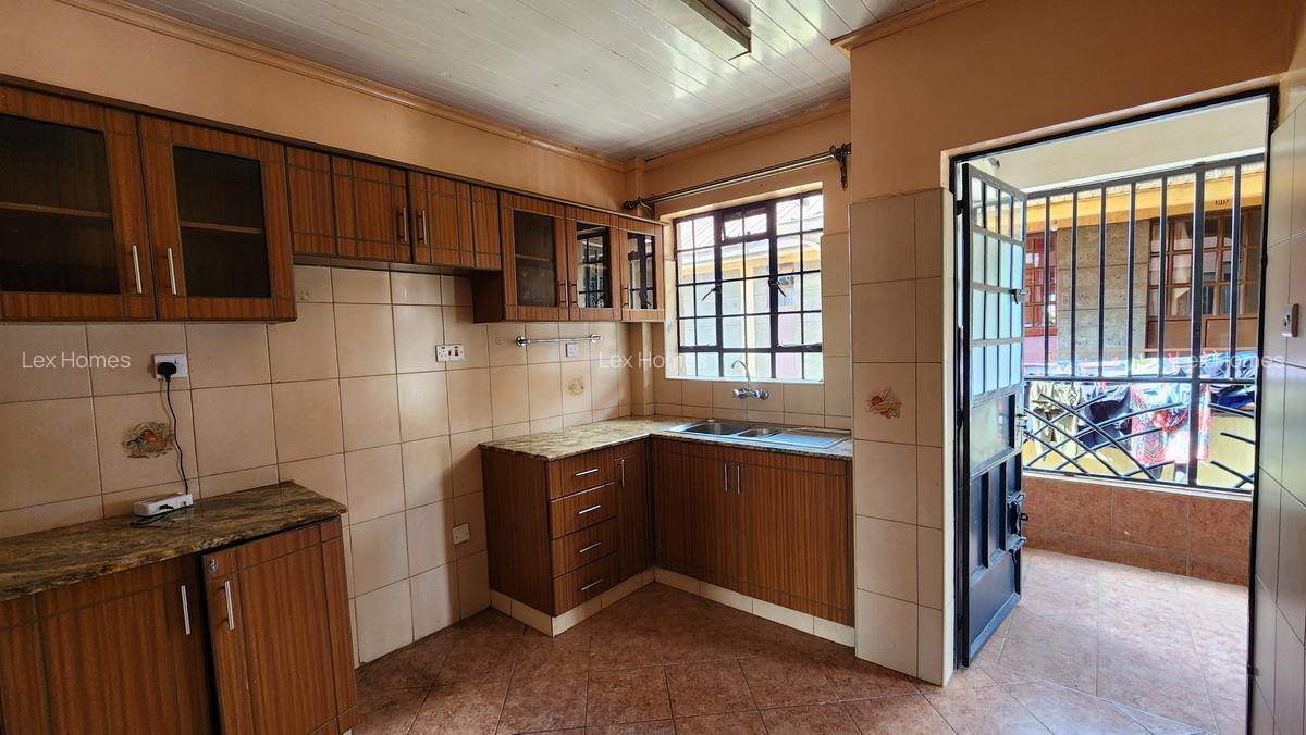 3 Bed Apartment with En Suite at - 4
