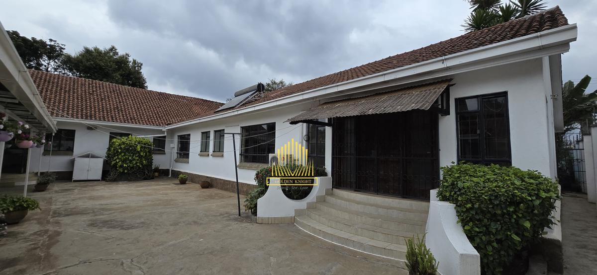 5 Bed House with En Suite in Runda - 2