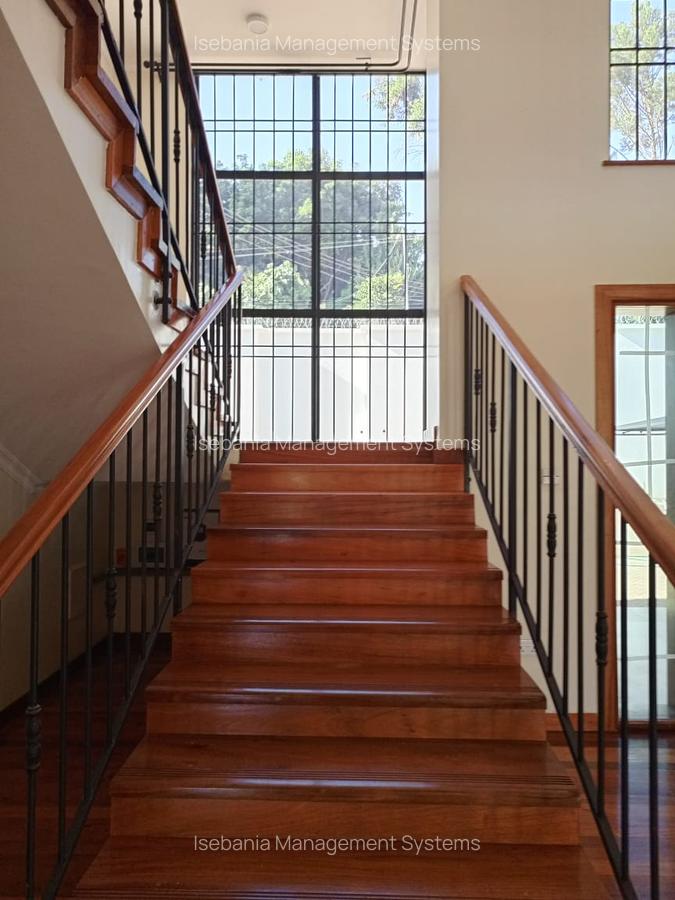 6 Bed House with En Suite at - 11