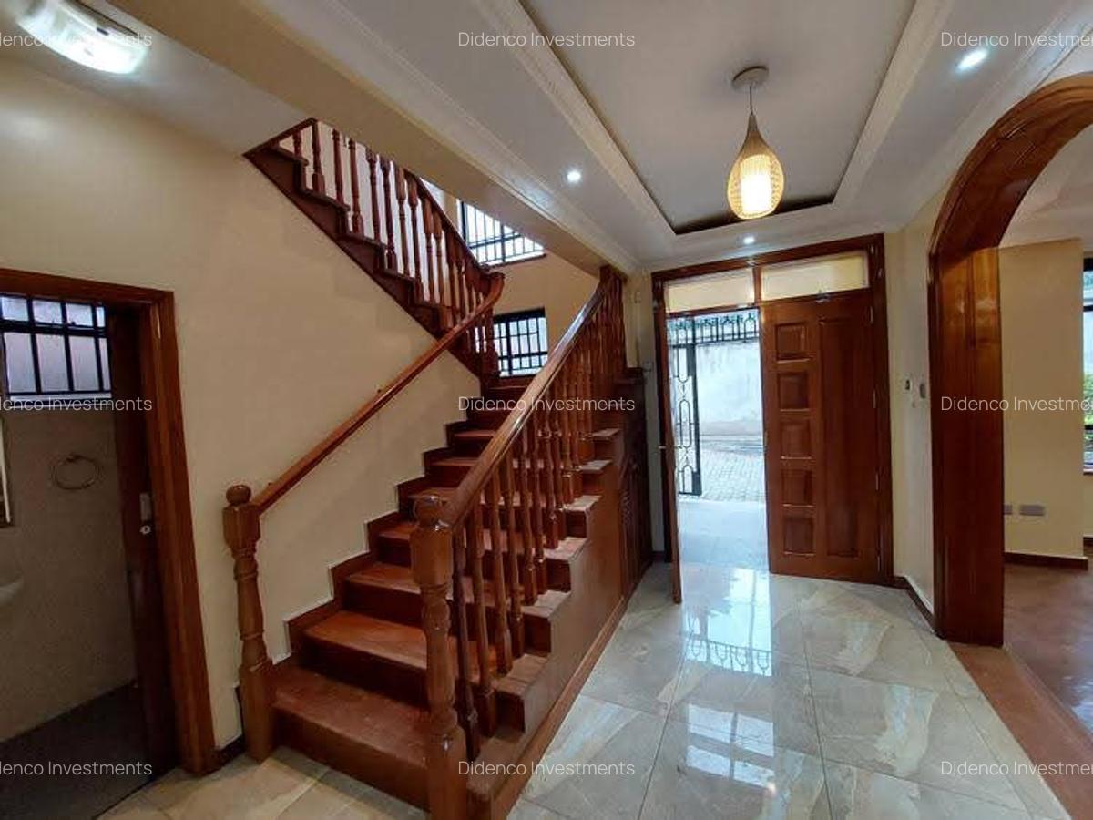 5 Bed Townhouse with En Suite at Lavington Rd - 5