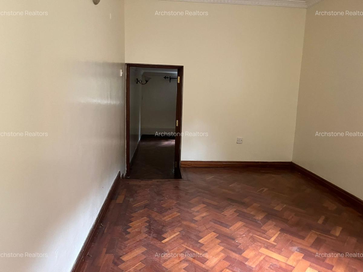5 Bed House with En Suite in Lavington - 19