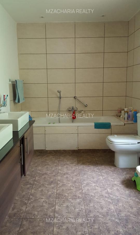 5 Bed Villa with En Suite in Rosslyn - 15