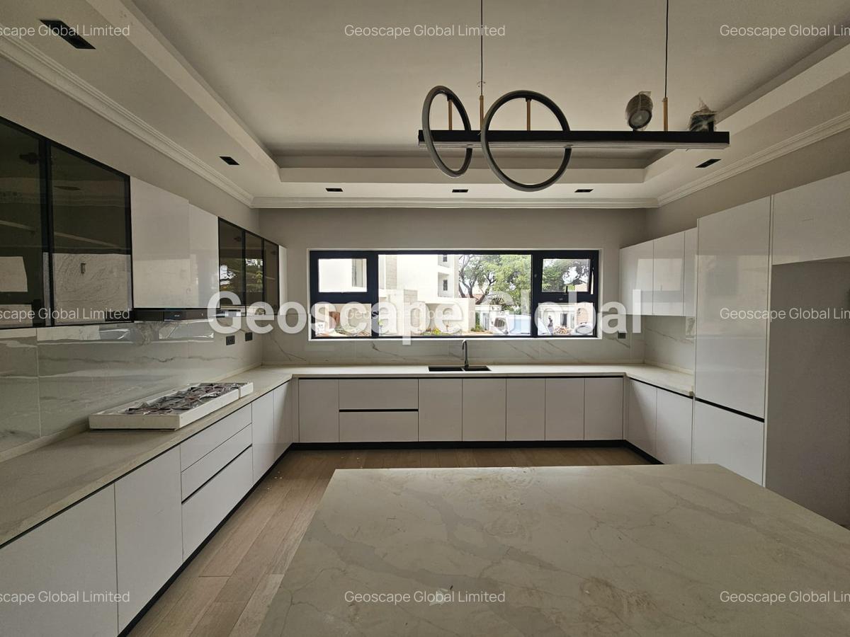 5 Bed House with En Suite in Lavington - 3