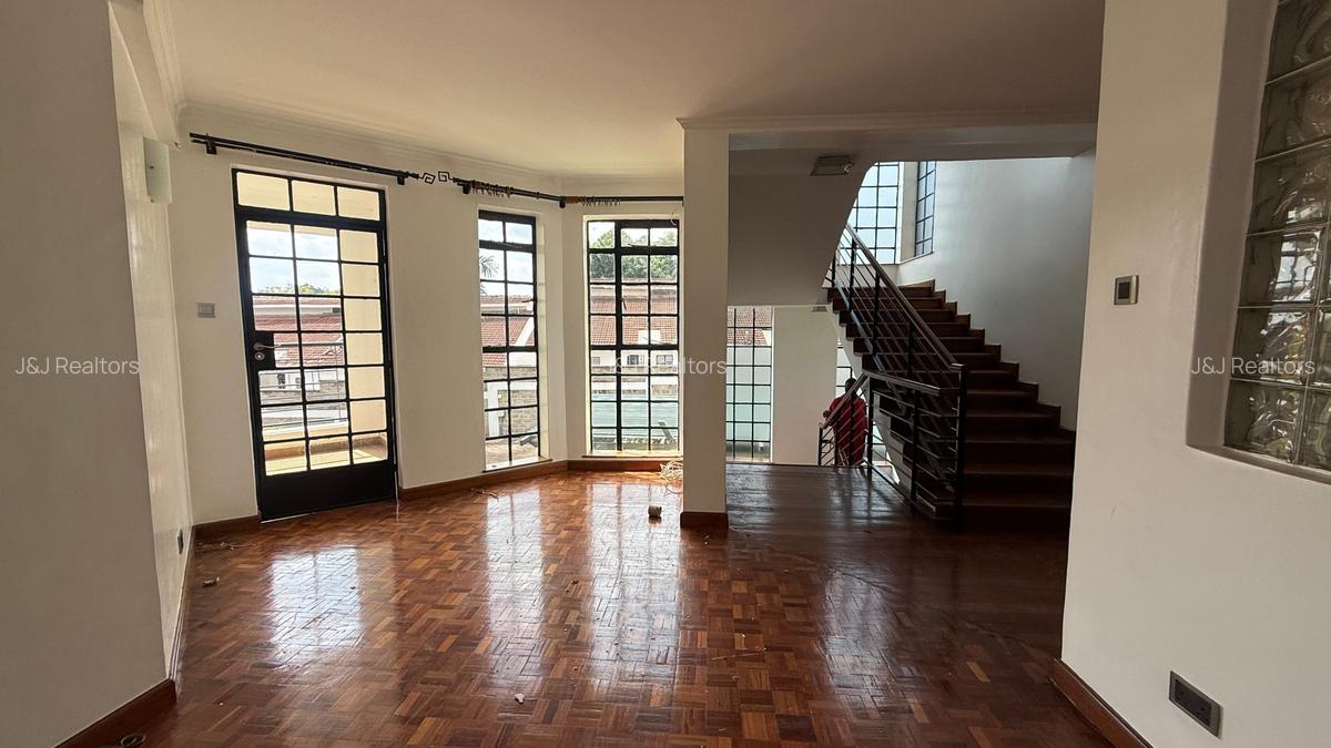 5 Bed Townhouse with En Suite in Lavington - 3