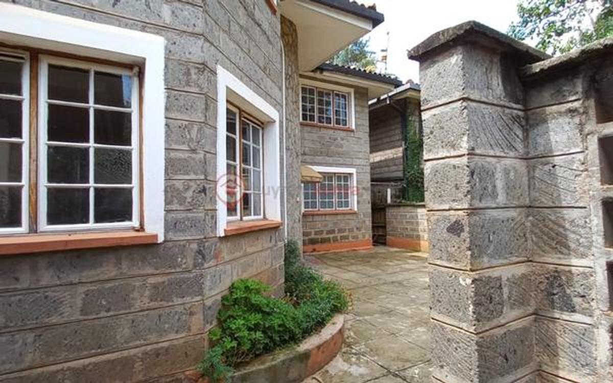 5 Bed House with En Suite at Lavington - 16