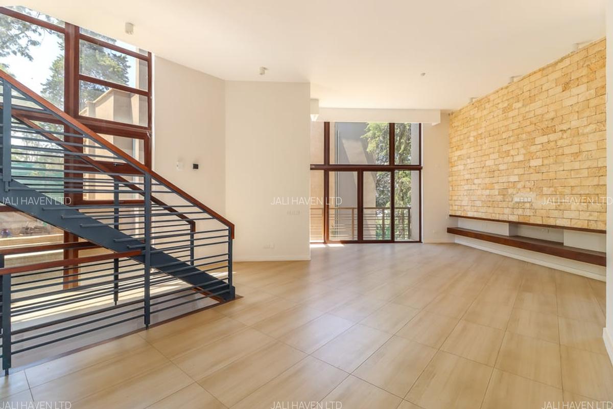 4 Bed Villa with En Suite in Lavington - 1