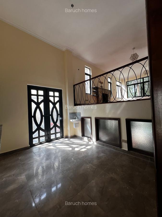 4 Bed Villa with En Suite in Redhill - 7