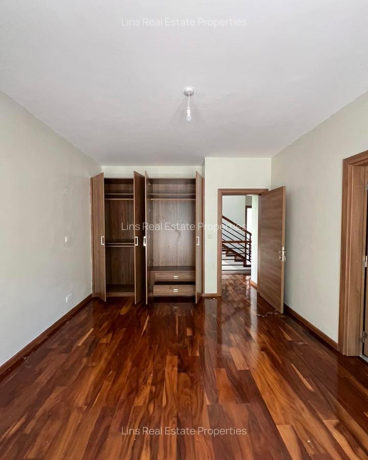 5 Bed Townhouse with En Suite in Lavington - 4