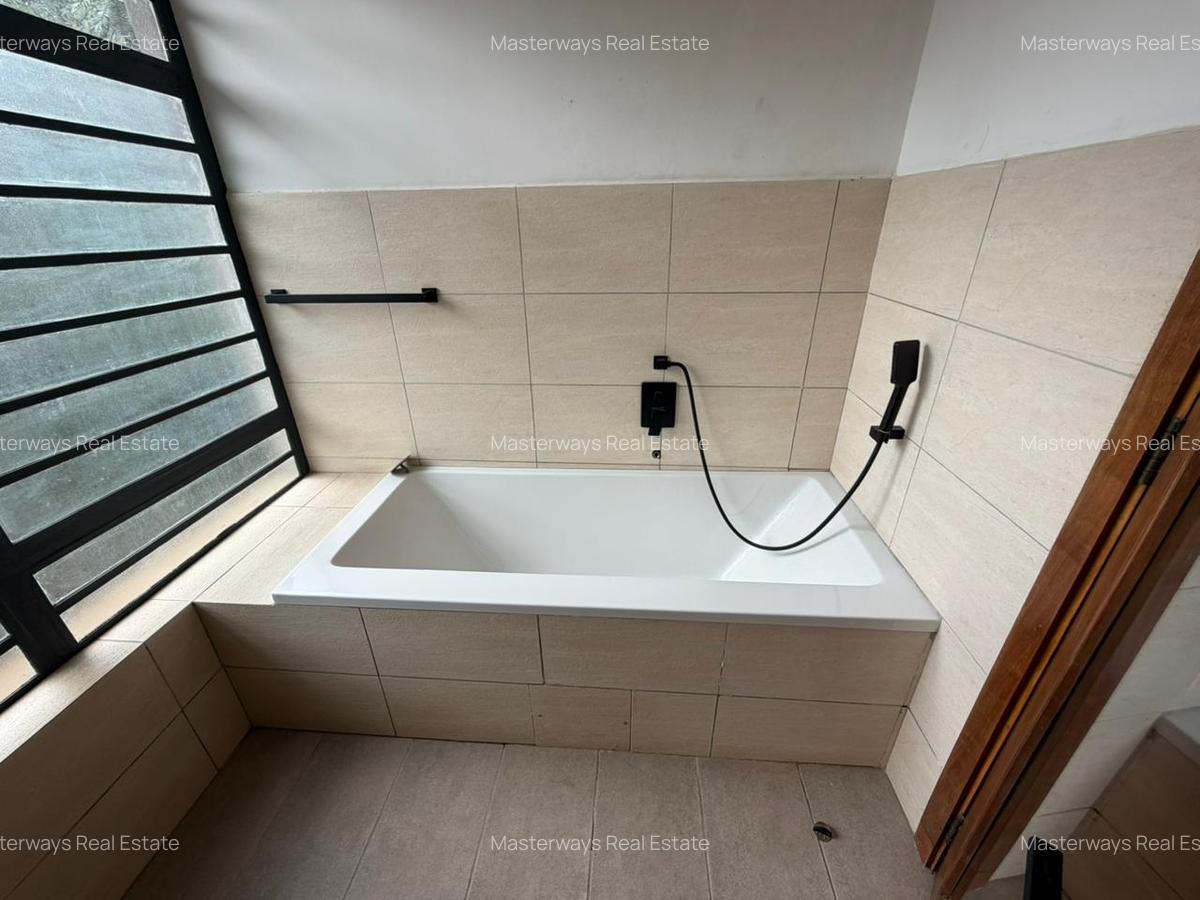 3 Bed House with En Suite in Rosslyn - 15