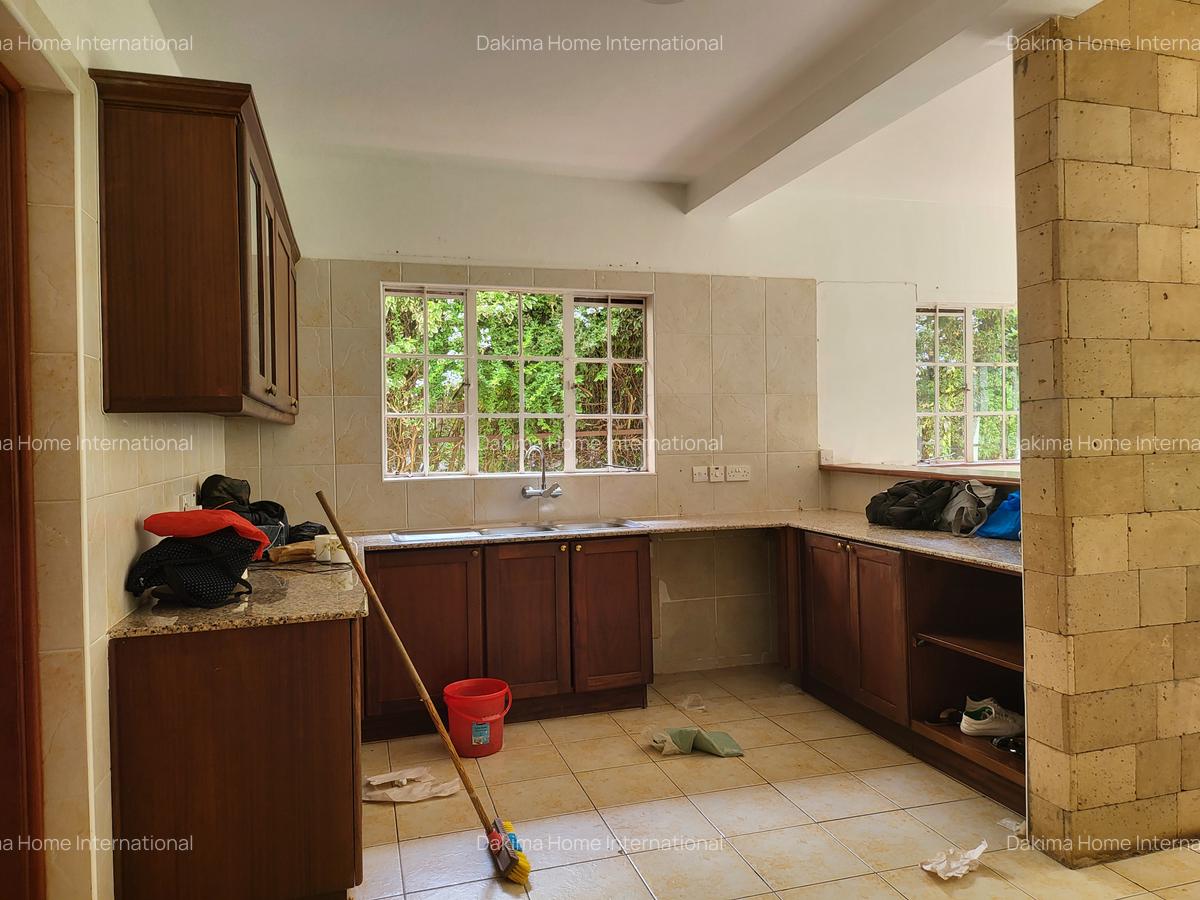 5 Bed Townhouse with En Suite in Rosslyn - 2