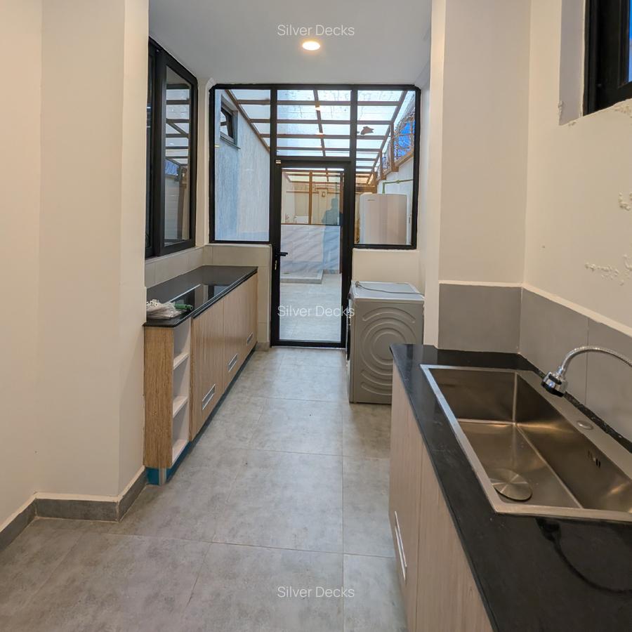 8 Bed Apartment with En Suite in Spring Valley - 15