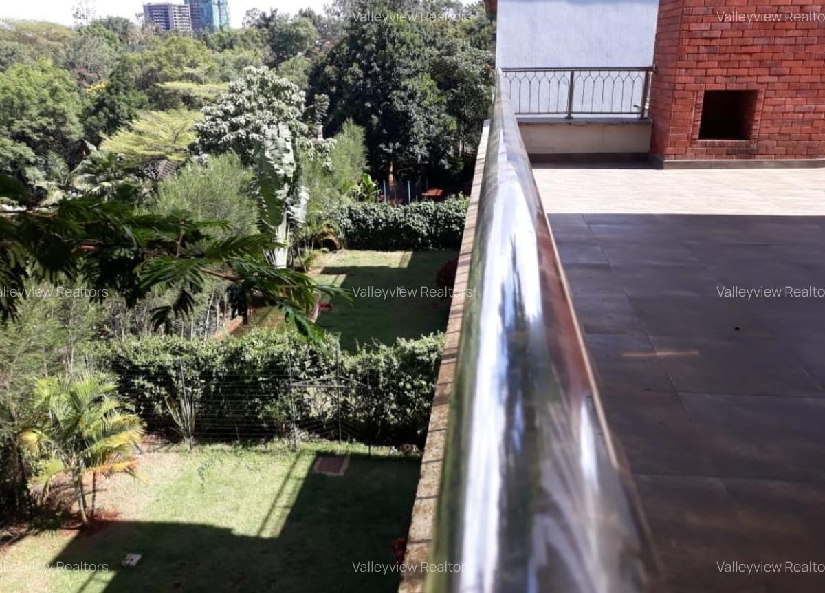 4 Bed Townhouse with En Suite at Lavington - 5