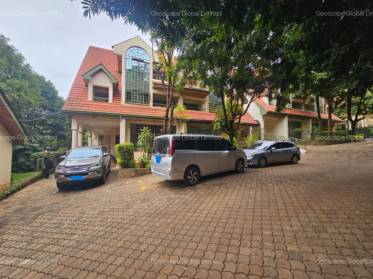 4 Bed House with En Suite in Lavington - 1
