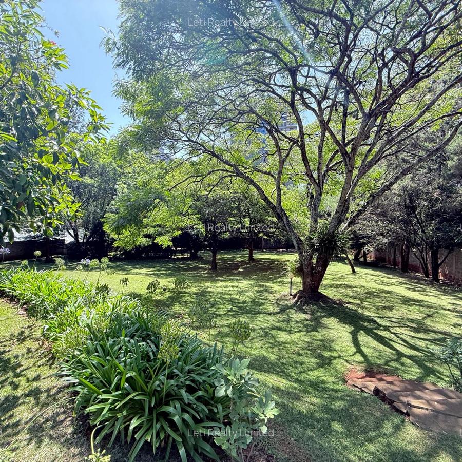 4 Bed House with En Suite in Lavington - 2