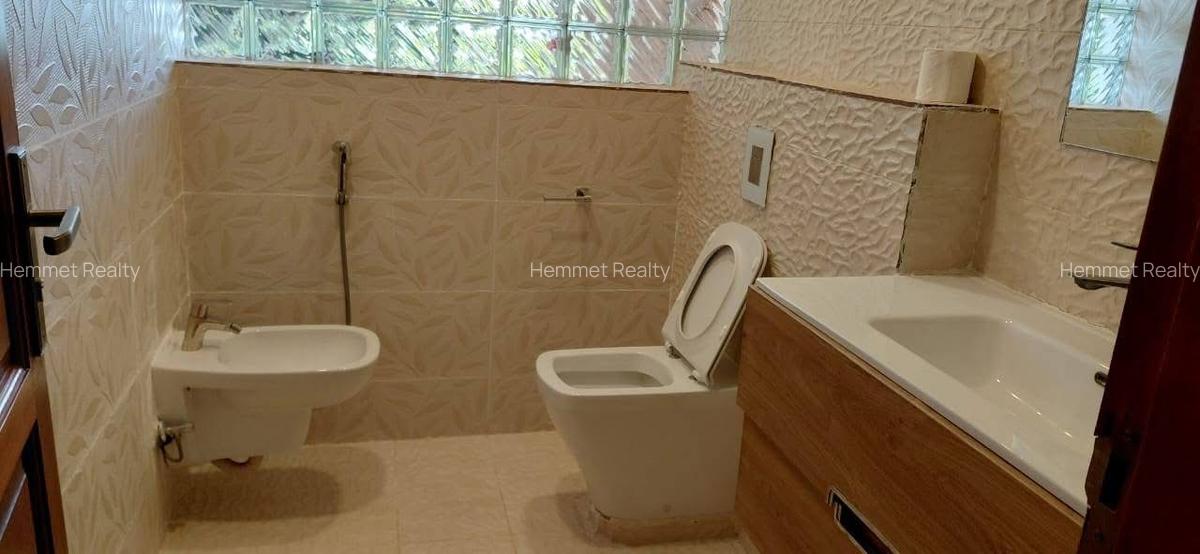 5 Bed House with En Suite in Runda - 11