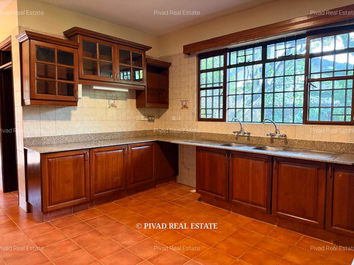 6 Bed House with Garden in Nyari - 11