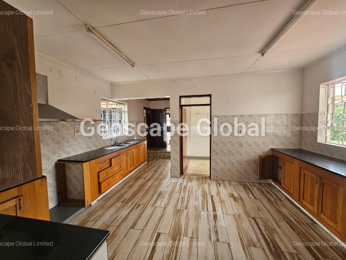 5 Bed House with En Suite in Runda - 3